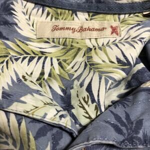 Tommy Bahama Men's White and Blue Hawaiian Button Up Silk Short Sleeved Shirt XL